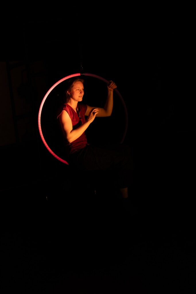 Akrobat i luften under workshoppen Lighting the Aerial Body